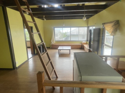 【居間・リビング】 | 大津市和邇北浜1035-1　中古戸建 | 2階リビングになります。
吹き抜け部分があり開放感がありゆったりと生活できます