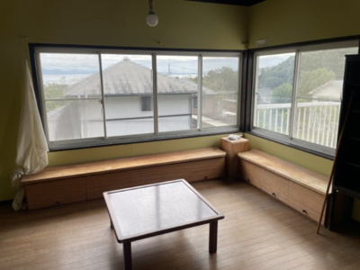 【居間・リビング】 | 大津市和邇北浜1035-1　中古戸建 | 琵琶湖を眺望しながら食事ができます