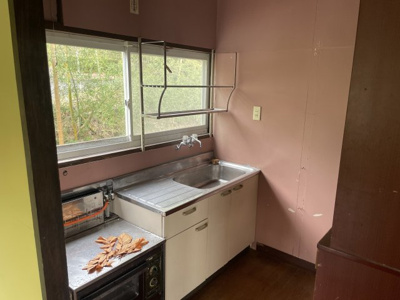【キッチン】 | 大津市和邇北浜1035-1　中古戸建 | 明るい光と緑が差し込む大きな窓が魅力。広いシンクで作業も快適です