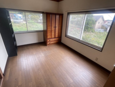 【洋室】 | 大津市和邇北浜1035-1　中古戸建 | 2階洋室
二面採光の明るさと、梁見せ天井の開放感が魅力的な温かみのあるお部屋