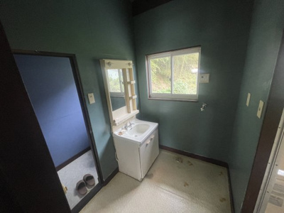 【独立洗面台】 | 大津市和邇北浜1035-1　中古戸建 | ゆとりある独立した洗面・脱衣スペース