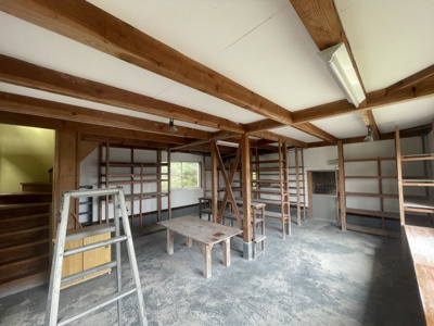 【内装】 | 大津市和邇北浜1035-1　中古戸建 | 1階作業スペース
土間と作業台、膨大な棚を備えた、即戦力の工房・アトリエ空間となっています