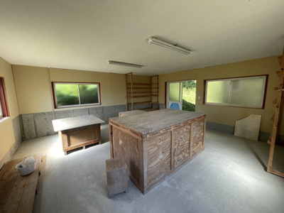 【内装】 | 大津市和邇北浜1035-1　中古戸建 | 付属建物内装　
四面採光で明るい、土間仕上げの正方形空間。作業台付きで、工房や趣味のガレージに即活用できます