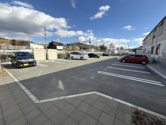 カーサグラスオエステB棟の駐車場