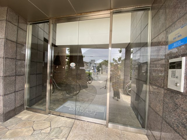 ファミーユ2002のエントランス