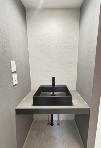 磯城郡田原本大字三笠の洗面所|1F洗面：スタイリッシュなブラックの洗面