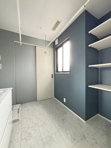 磯城郡田原本大字三笠の洗面所|2F洗面室：収納棚もあます