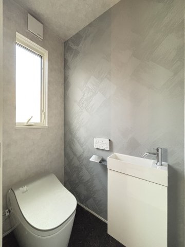 磯城郡田原本大字三笠のトイレ|タンクレスタイプのトイレと手洗いが付いています