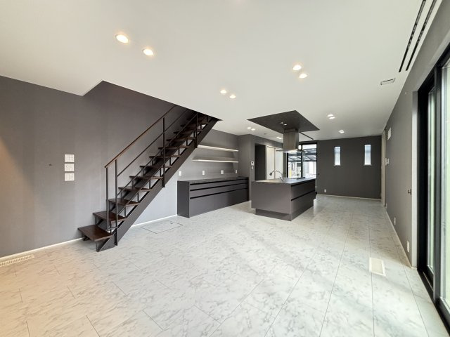 磯城郡田原本大字三笠の居間・リビング|広々としているため、圧迫感がなく、ゆったりとした気持ちでくつろげます