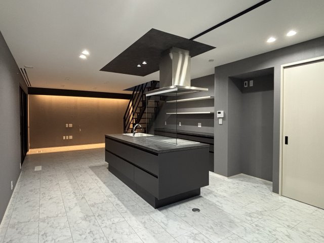 磯城郡田原本大字三笠のキッチン|リビング・ダイニングと一体化した開放的でスタイリッシュな空間です