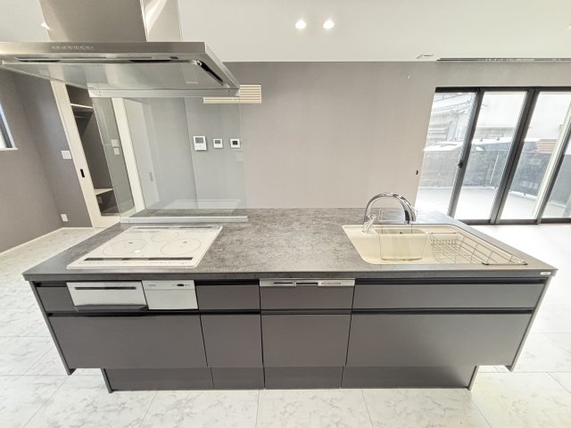 磯城郡田原本大字三笠のキッチン|キッチン全体を囲めるため、左右どちらからでも出入りや作業が可能です