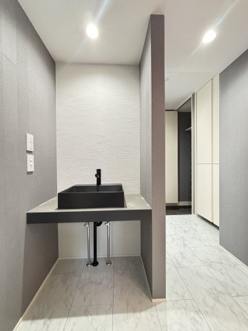 磯城郡田原本大字三笠の洗面所|1F洗面：スタイリッシュなブラックの洗面