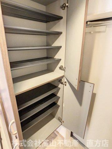 直方市大字感田の賃貸マンションの収納
