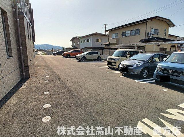 直方市大字感田の賃貸マンションの駐車場