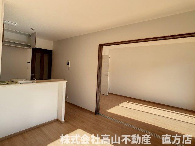 直方市大字感田の賃貸マンションの居間・リビング