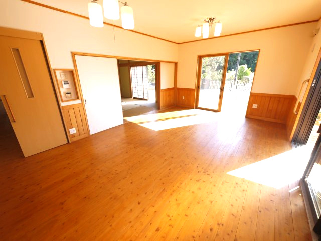 東金市二之袋　中古戸建の居間・リビング|内外装リフォーム済み令和7年11月 敷地約449坪 ドックラン・家庭菜園・バーベキューが可能です