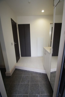 【内観：施工例】 | 【仲介手数料無料！！】日野市日野本町3丁目　新築戸建て（全4棟）1号棟　6099万円 | 玄関の土間収納