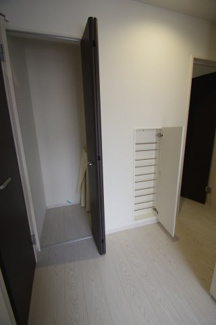 【内観：施工例】 | 【仲介手数料無料！！】日野市日野本町3丁目　新築戸建て（全4棟）1号棟　6299万円 | 玄関収納とスリッパ入れ