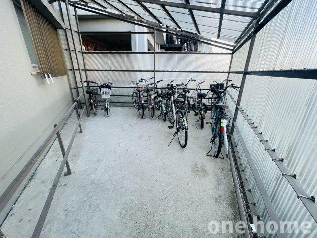 グリーンハイツ東三国の駐輪場|◆駐輪場は平置きタイプで出し入れがスムーズ！
◆最新の空き状況など、詳細につきましてはお気軽にお問い合わせください。
