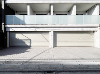 【駐車場】 | マンションの駐車場スペース。空きの有無や駐車料金、サイズ規定などについては、改めてお問い合わせください。～即日のご見学可能～　お問合せはお気軽にどうぞ。
