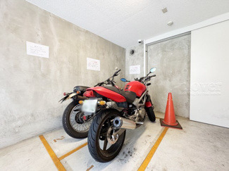 【駐車場】 | バイク置き場。空き区画の有無や駐輪料金、サイズおよび排気量規定などについては、改めてお問い合わせください。～即日のご見学可能～　お問合せはお気軽にどうぞ。