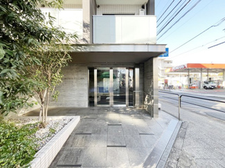 【エントランス】 | オートロックを備えた、マンションのエントランス。やはりセキュリティの観点は欠かすことができません。皆様を“安全”に送り出し、出迎えてくれます。～即日のご見学可能～　お問合せはお気軽にどうぞ。