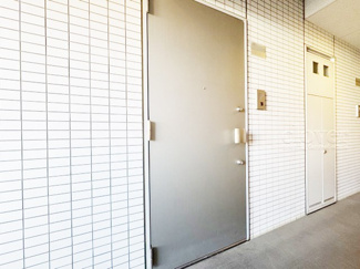 【その他共用部分】 | 皆様をお迎えする、お部屋の玄関ドア。開けやすさや開放角度、ドアノブの操作しやすさや鍵の形状などを、現地で一度ご確認ください。～即日のご見学可能～　お問合せはお気軽にどうぞ。