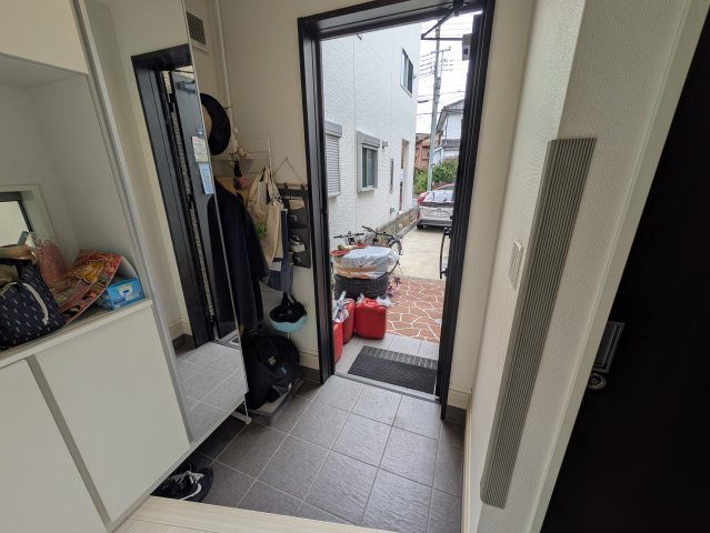 【玄関】 | 安行領根岸中古戸建 | 玄関です。収納もたくさんあります。