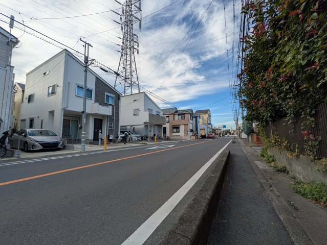 【前面道路含む現地写真】 | 安行領根岸中古戸建 | 前面道路含む現地写真です