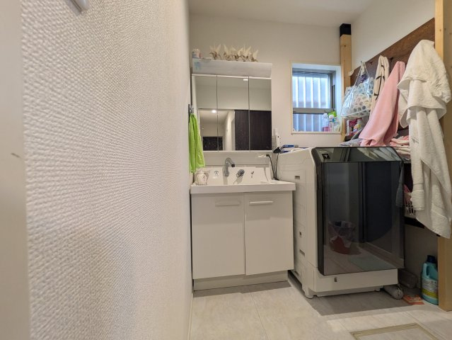 【独立洗面台】 | 安行領根岸中古戸建 | 独立洗面化粧台が付いています