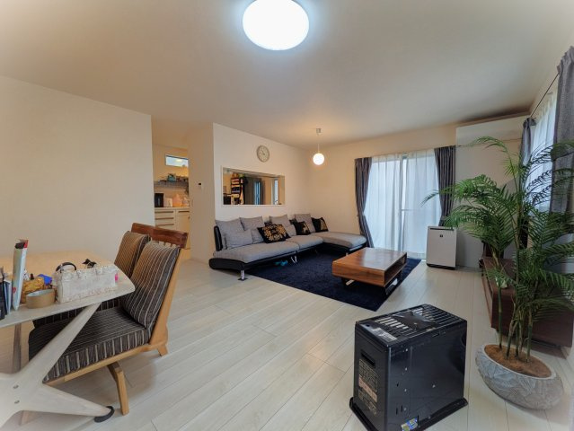 【居間・リビング】 | 安行領根岸中古戸建 | ２０帖を超える広々リビング。開放感があります。