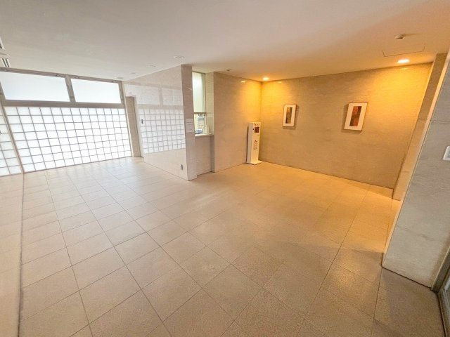 アーバンエース西中島パルのエントランス