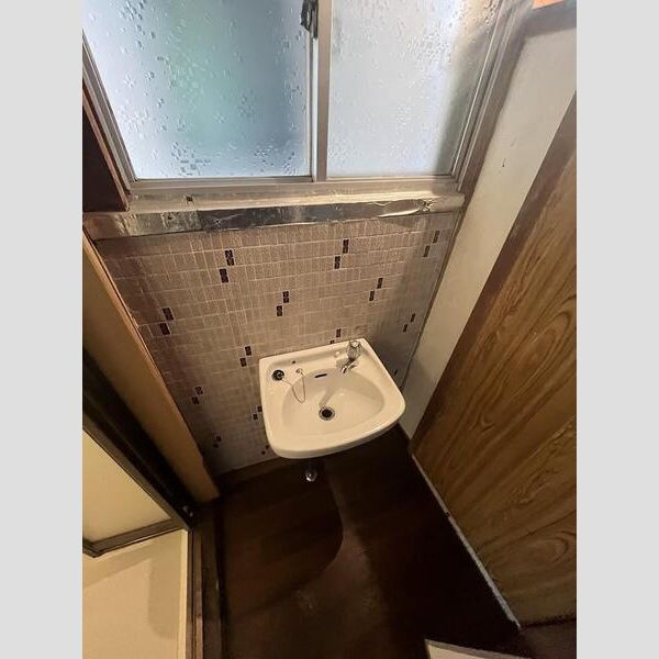 山本借家の洗面所