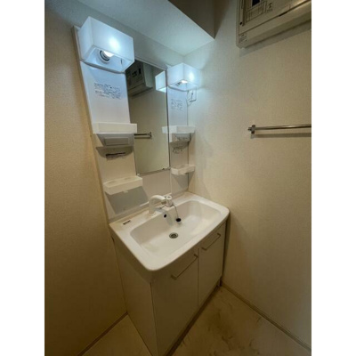 【洗面所】 | ウエストアヴェニューＢ | 「０円で入居も可能♪」お得にお探しするなら不動産すまラボにお任せ下さい♪
〇現地待合わせOK　〇LINE対応可　〇他社物件持込ＯＫ
〇遠隔契約OK　〇お値引き喜んで♪皆様のお問合せをお待ちしています♪