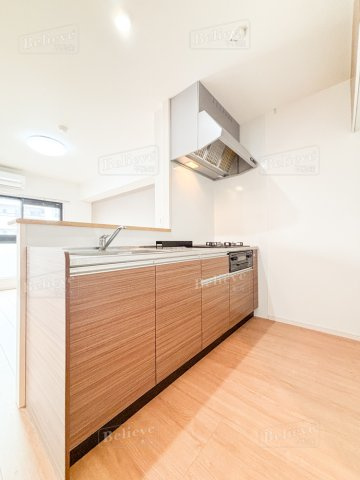 ボワットノワールのキッチン|3口コンロ・グリル付きの使いやすいシステムキッチンです♪