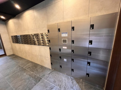 【ロビー】 | リヴィアス北大阪BREZZA | 宅配ボックスがあります