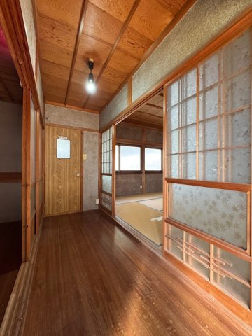 宇陀市菟田野岩崎　中古戸建の内装|奥にお手洗いがあります♪