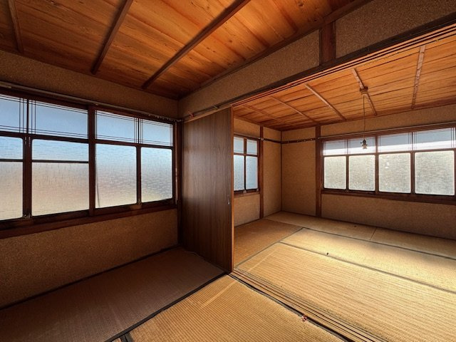 宇陀市菟田野岩崎　中古戸建の和室|懐かしさもあり味わいのある木製の窓♪