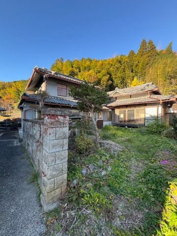 宇陀市菟田野岩崎　中古戸建の外観|◆裏山の四季彩が楽しめる住まい♪　秋には裏の山が色づきます!(^^)!