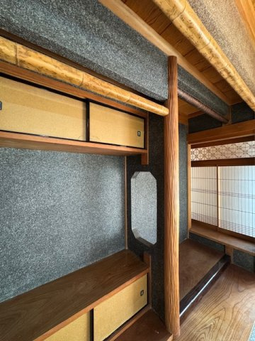 宇陀市菟田野岩崎　中古戸建の内装|1階８畳和室♪　和の装飾が見事です!(^^)!