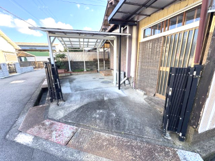 泉南市新家　中古住宅の駐車場|カースペース１台分。カーポート付き