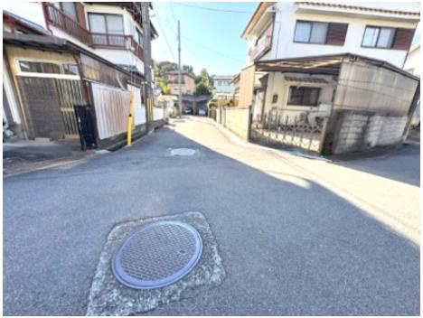 泉南市新家　中古住宅の前面道路含む現地写真|前面道路幅約4.7ｍ　日当たり良好　角地