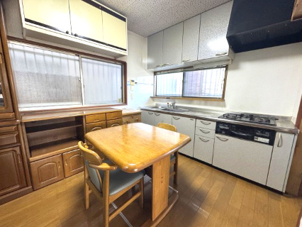 泉南市新家　中古住宅のダイニング|ダイニングのフローリング貼替済み（H22年頃）室内たいへんきれいです