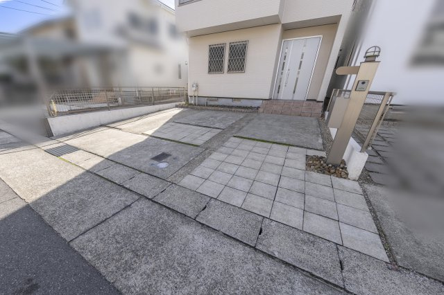 北区中味鋺3丁目戸建（東棟）の駐車場