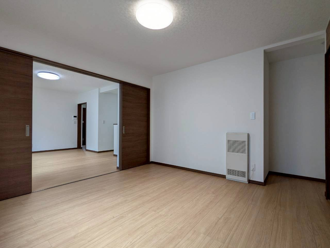 釧路町若葉4丁目　フルリノベーション済中古住宅の洋室|1階洋室9帖