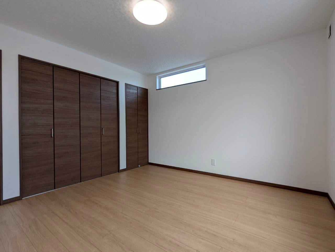 釧路町若葉4丁目　フルリノベーション済中古住宅の洋室|2階洋室8帖（真ん中）