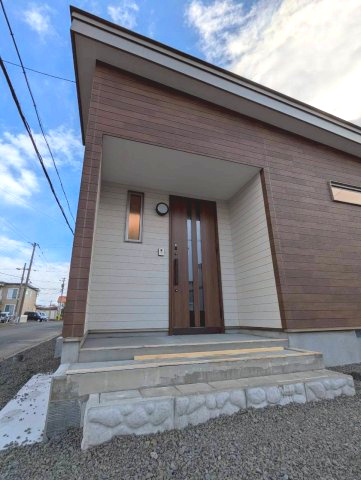 釧路町若葉4丁目　フルリノベーション済中古住宅の玄関|玄関ドアももちろん交換済み