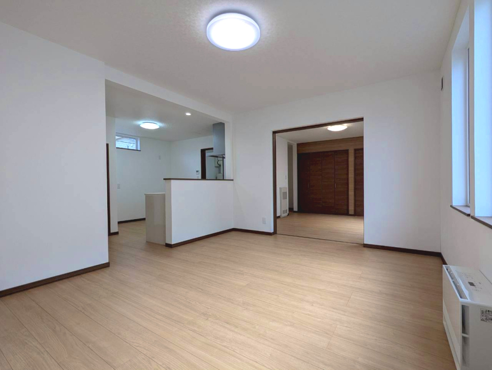 釧路町若葉4丁目　フルリノベーション済中古住宅の居間・リビング|LDKで16帖あります