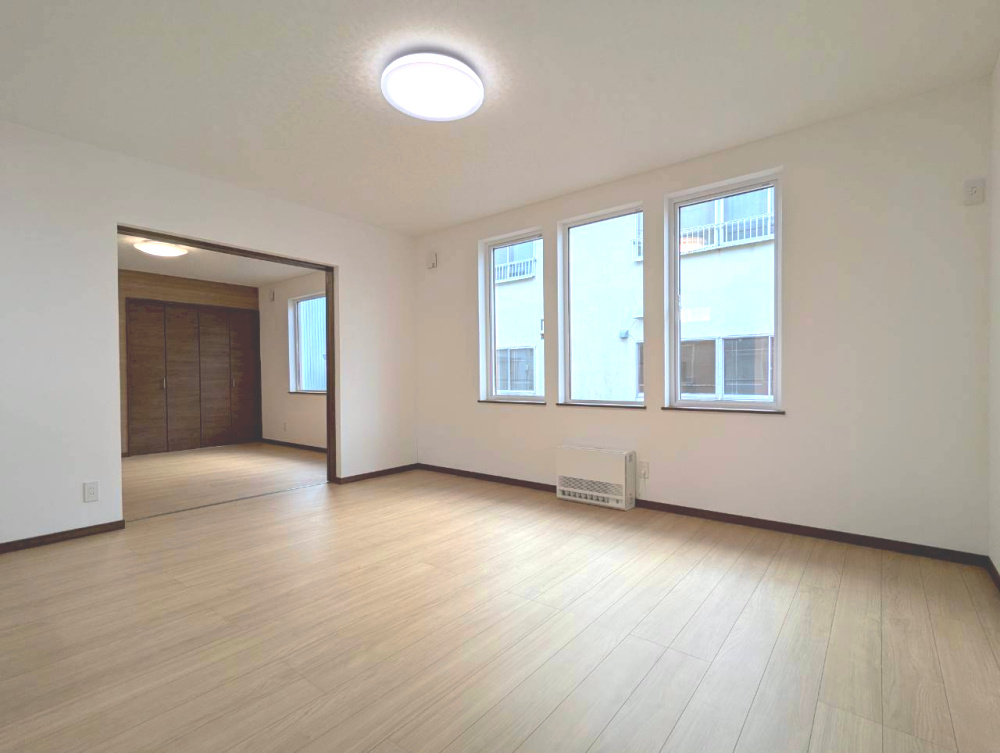 釧路町若葉4丁目　フルリノベーション済中古住宅の居間・リビング