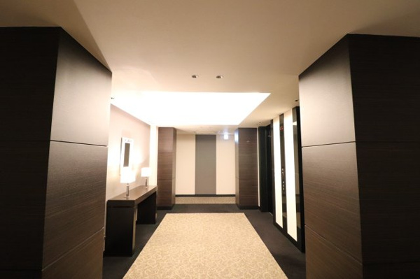 【その他共用部分】 | 【居住フロア エレベーターホール】まるでホテルそのもののような、シックでエレガントなしつらえ！